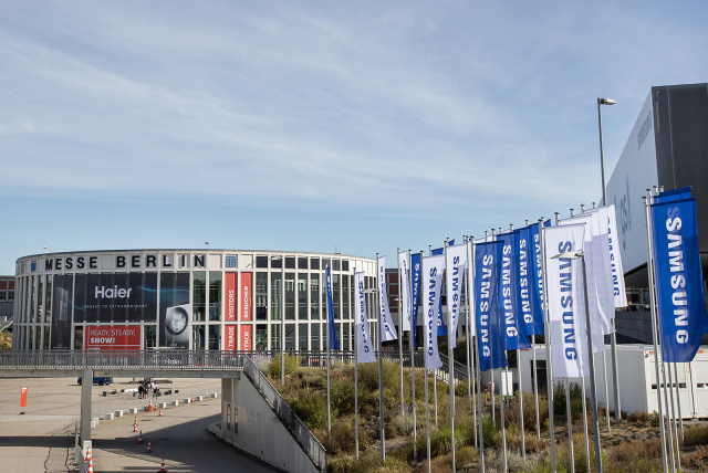 독일 베를린에서 열리는 IFA 2022 전시회장 입구에 설치된 삼성전자의 홍보 깃발. 사진제공=삼성전자