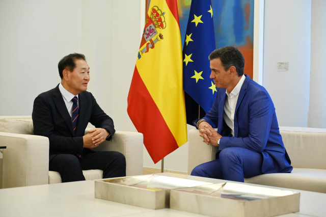 한종희(왼쪽) 삼성전자 DX부문장 부회장이 지난달 31일(현지 시간) 스페인 마드리드의 총리공관 몽클로아궁에서 페드로 산체스 총리를 만나 '2030 부산엑스포' 유치 지지를 요청하고 있다. 사진 제공=삼성전자