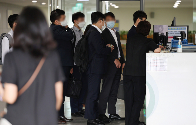 '탈북 어민 강제 북송 사건' 등 증거 자료들을 확보하기 위한 사전 작업을 마친 검찰 관계자들이 22일 오전 세종시 어진동 대통령기록관에 도착해 출입 절차를 밟고 있다. 연합뉴스