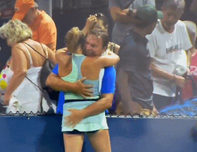 아버지(왼쪽)와 감독이 경기가 끝난 뒤 16세 여성 테니스 선수의 엉덩이를 툭툭 치는 모습이 카메라에 포착돼 논란이 되고 있다. 트위터
