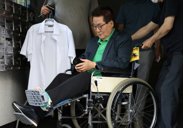 박지원 전 국가정보원장이 찰의 압수수색을 마치고 여의도 자택을 나서고 있다. 연합뉴스