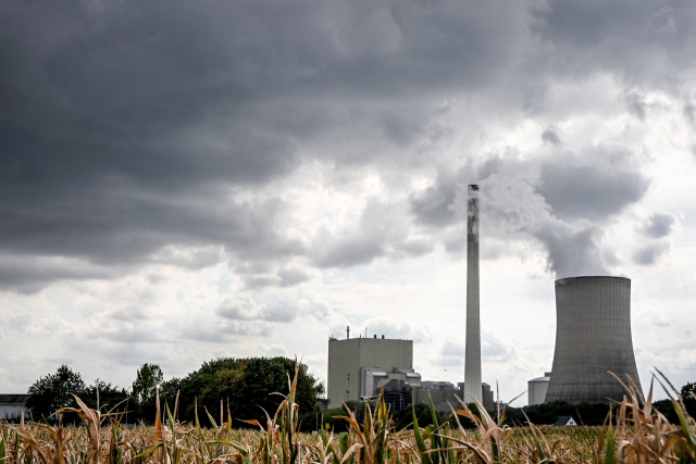 29일(현지시간) 독일 최대 에너지 기업인 유니퍼가 페터샤겐에 두고 있는 하이덴 무연탄 화력발전소가 재가동하면서 굴뚝에서 수증기가 솟아오르고 있다. 유니퍼는 내년 4월 말까지 이 발전소에서 전력을 생산할 예정이라고 밝혔다. 연합뉴스