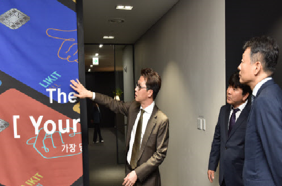 조좌진(왼쪽) 롯데카드 대표가 2020년 5월 18일 서울 중구 콘코디언 빌딩에서 MBK파트너스 관계자 등 내빈을 상대로 사옥 이전에 대해 설명하고 있다. 사진 제공=롯데카드