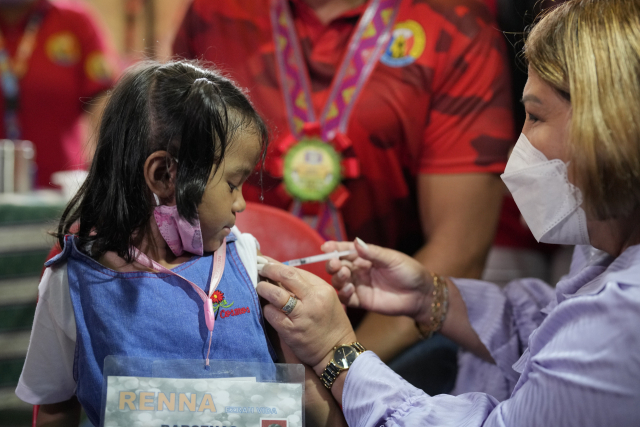 필리핀의 대면 등교 재개 첫 날인 지난 달 22일(현지시간) 파시그의 산후안 초등학교에서 한 여자아이가 코로나19 화이자 백신을 접종받고 있다. 파시그 AP=연합뉴스