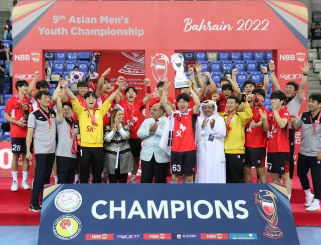 한국 18세 이하 남자 핸드볼 대표팀이 1일 제9회 아시아청소년선수권대회 결승에서 이란을 꺾고 우승을 차지했다. 사진 제공=대한핸드볼협회