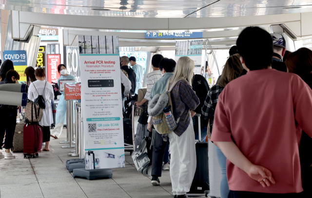 지난 달 31일 인천국제공항 제1여객터미널 입국자 전용 코로나19 검사센터에서 해외 입국자들이 검사를 위해 대기하고 있다. 연합뉴스