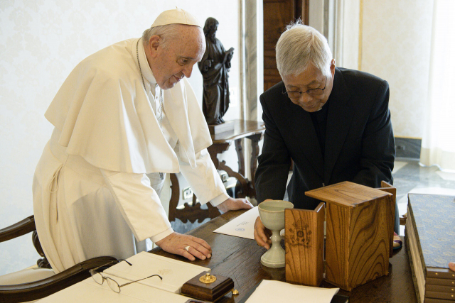 유흥식(오른쪽) 추기경이 최근 프란치스코 교황에게 한국 고유의 녹청자로 만든 성작에 대해 설명하고 있다. 교황청