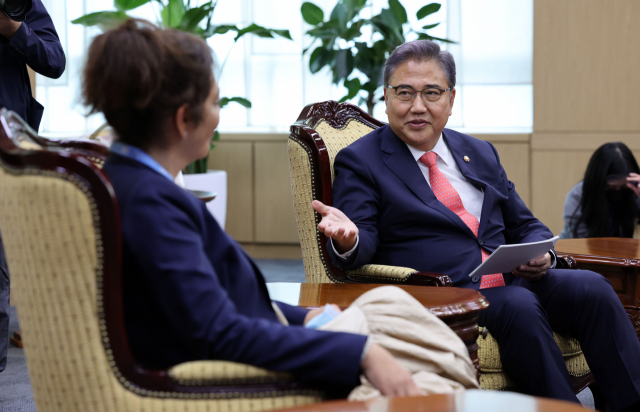 박진(오른쪽) 외교부 장관이 지난달 31일 서울 종로구 도렴동 외교부 청사에서 방한한 엘리자베스 살몬 북한인권 특별보고관과 접견하고 있다. 연합뉴스