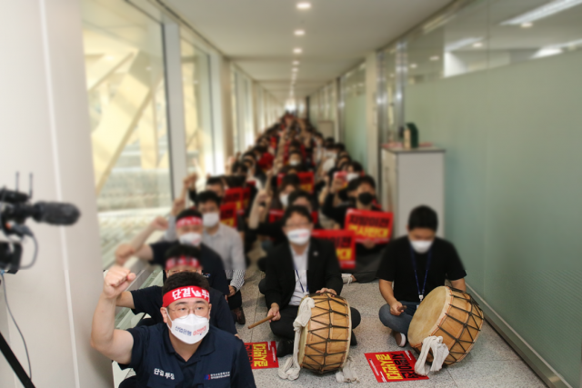 산업은행 직원들이 1일 서울 여의도 산업은행 회장 집무실 앞에서 부산 이전을 반대하고 있다. 사진 제공=산업은행 노동조합