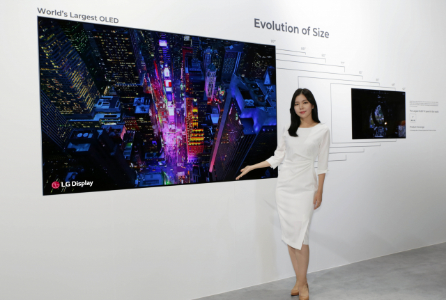 거실을 '시네마천국'으로…현존 최대 97인치 OLED 선뵌 LGD