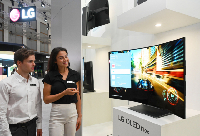 LG전자 모델들이 1일(현지 시간) IFA 2022 전시장에 마련된 LG전자 부스에서 게이밍 TV LG 올레드 플렉스를 소개하고 있다. 사진 제공=LG전자