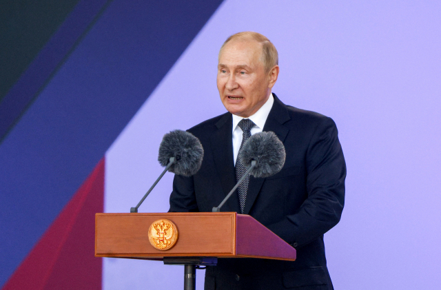블라디미르 푸틴 러시아 대통령이 15일(현지시간) 모스크바 인근의 쿠빈카에서 열린 방산전시회인 '육군 2022 포럼' 개막식에서 축사를 하고 있다. 푸틴 대통령은 이 자리에서 