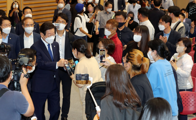 이재명 더불어민주당 대표가 1일 오후 광주 서구 치평동 김대중컨벤션센터에서 열린 '더 나은 민주당' 만들기 타운홀 미팅에 참석하기 위해 입장하고 있다. 연합뉴스