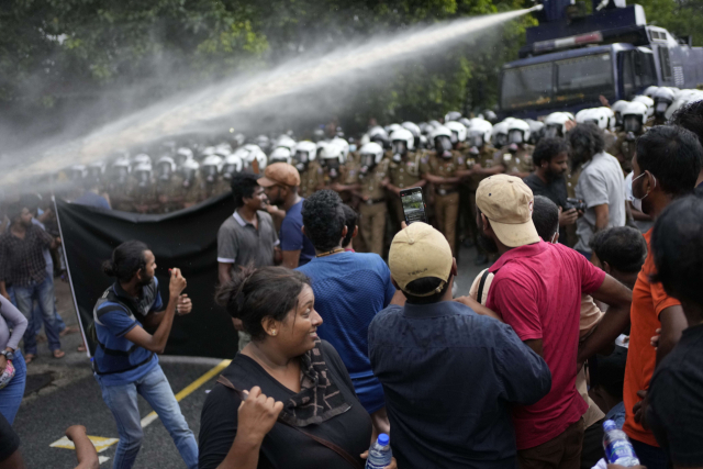 스리랑카 경찰이 지난달 30일(현지 시간) 수도 콜롬보에 모인 반정부 시위대를 향해 물대포를 발사하고 있다. AP연합뉴스
