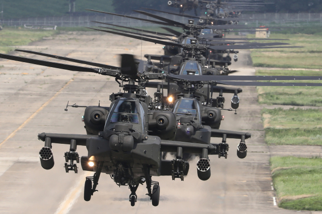 지난 7월 25일 경기도 이천시 육군항공사령부에서 열린 대규모 항공작전 훈련에서 AH-64E 아파치 가디언 공격헬기들이 줄줄이 이륙하고 있다. 사진공동취재단