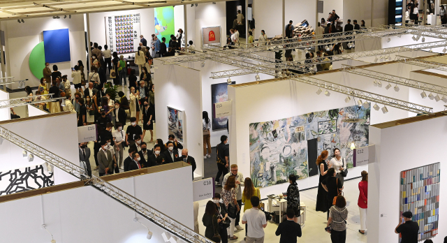 2일 서울 강남구 코엑스에서 개막한 ‘프리즈 서울’을 찾은 관람객들이 세계 21개국에서 참가한 갤러리들이 출품한 작품을 감상하고 있다. 오승현 기자