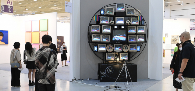 2일 서울 강남구 코엑스에서 개막한 국내 최대 아트페어 '키아프 서울'을 찾은 관람객들이 작품을 관람하고 있다. 오승현 기자