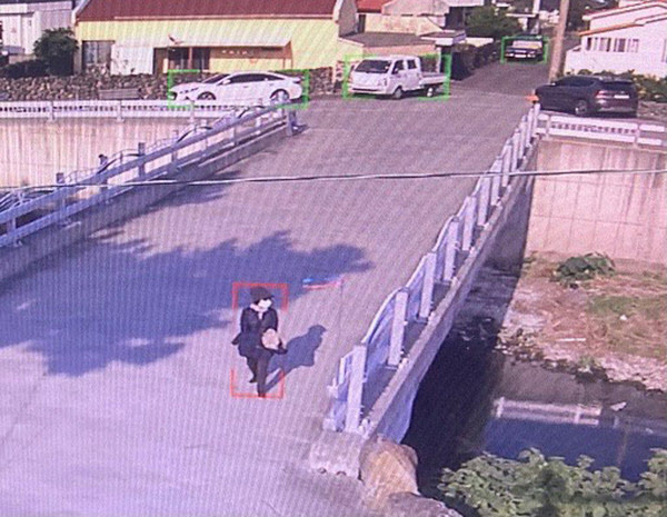 지난해 10월 27일 제주 서귀포시 남원읍에서 집을 나선 뒤 실종된 60대 여성 이모씨의 마지막 행적이 담긴 CCTV. YTN 방송화면 캡처