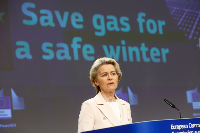 우르줄라 폰데어라이엔 유럽연합(EU) 집행위원장이 20일(현지시간) 벨기에 브뤼셀에서 기자회견을 하고 있다. 이날 EU 집행위원회는 러시아의 추가적인 가스 공급 중단 가능성에 대비해 회원국들이 내년 봄까지 가스 사용을 15% 줄이는 목표 설정 방안 등을 담은 가스 수요 감축 계획을 제안했다. EPA연합뉴스