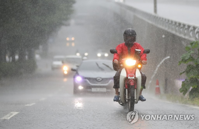 가을장마의 영향으로 전국적으로 많은 비가 내린 작년 8월 21일 오후 서울 시내의 한 도로 위로 배달라이더가 비를 맞으며 길을 지나고 있다. 연합뉴스