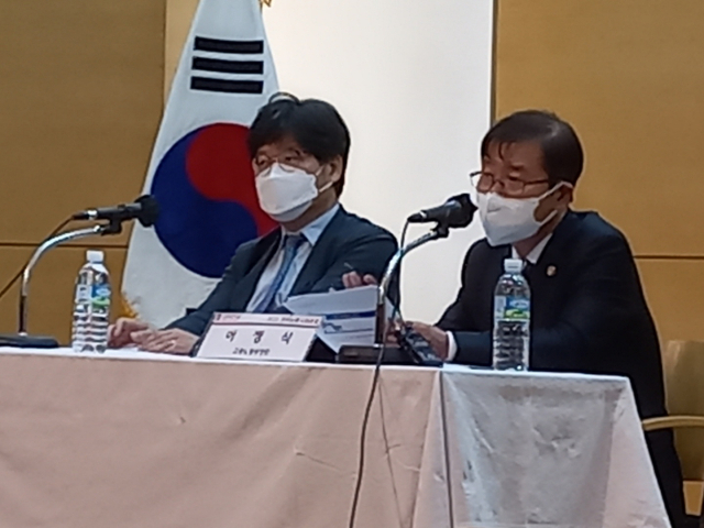 이정식 고용노동부 장관이 지난달 26일 서울 고려대에서 열린 한국노동사회포럼에 강연자로 참석해 청중의 질문에 답하고 있다. 양종곤 기자