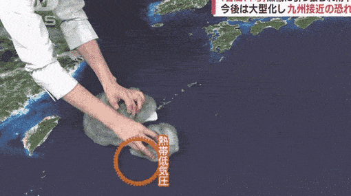'손으로 구름 합쳤다'…일본 아날로그 재난방송 화제 [영상]