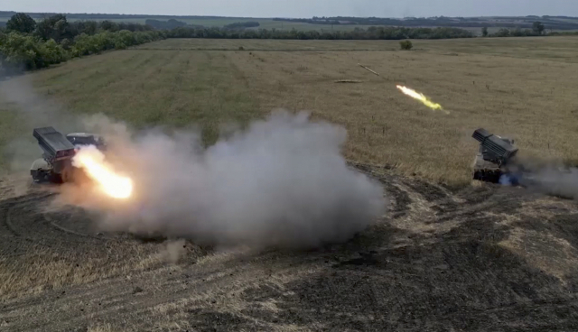 러시아군의 '그라드' 다연장 로켓포가 우크라이나의 모처에서 포격을 가하고 있다.자료=러시아 국방부 동영상 캡처