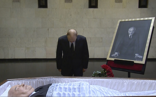 고르바초프 조문한 푸틴…'장례식은 참석 안한다'