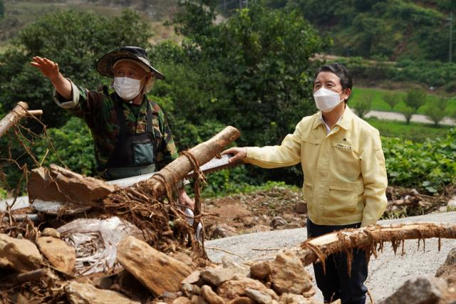 남성현(오른쪽) 산림청장이 집중호우로 큰 피해가 발생한 부여지역을 찾아 피해현황을 점검하고 있다. 사진제공=산림청