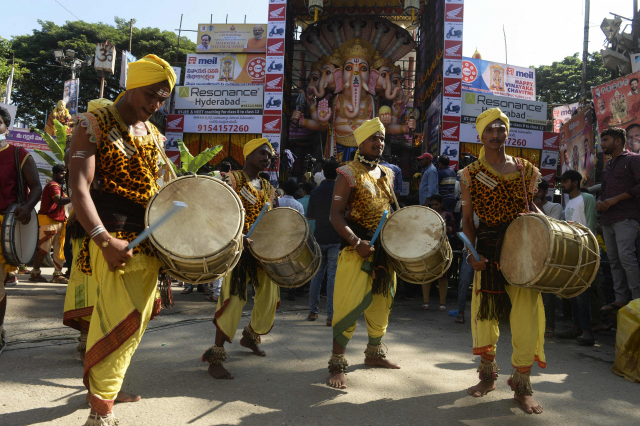 8월 31일(현지시간) 인도 텔랑가나주 하이데라바드에서 열린 '가네쉬 차투르티'(Ganesh Chaturthi) 축제에서 음악가들이 50피트(약 15m) 높이의 힌두신 '가네샤'(Ganesh) 점토 신상 앞에서 공연하고 있다. '가네쉬 차투르티'는 지혜와 부귀를 상징하는 힌두신 '가네샤'의 탄생을 기념하는 축제다. 연합뉴스