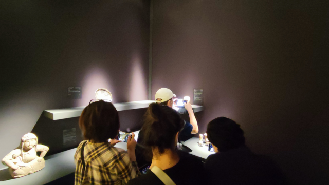 3일 오후 서울 삼성동 코엑스에서 열린 '프리즈 서울'에서 런던의 고미술품 전문 갤러리 '데이빗 아론' 부스에서 관객들이 작품을 관람하고 있다. 한순천 기자