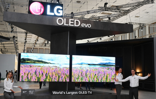 LG전자 모델들이 독일 베를린에서 열리는 유럽 최대 가전전시회 'IFA 2022'에서 OLED TV인 ‘97형 올레드 에보 갤러리 에디션’을 소개하고 있다. 사진제공=LG전자