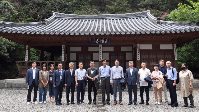 ‘2022 과학기술 K-기업가정신 캠프’의 주요 참석자들이 1일 경남 진주시 지수면 승산마을에 있는 GS그룹 창업주 허만정의 아버지인 허준 선생이 노년에 살았던 ‘지신정' 앞에서 기념촬영을 하고 있다. / 진주=이호재기자.