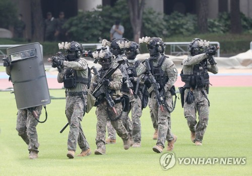 8월 29일 오전 부산 동래구 아시아드 보조경기장에서 열린 '을지 자유의 방패'(UFS·을지프리덤실드) 한미합동방위훈련에서 도심 테러를 가정한 훈련이 펼쳐지고 있다./연합뉴스