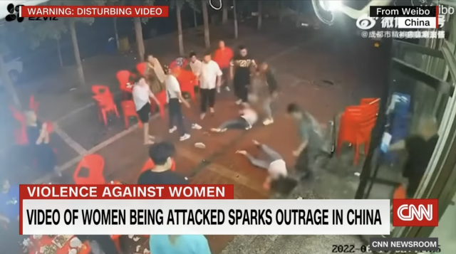 탕산시의 한 식당에서 폭행을 당한 여성들이 쓰러져 있다. CNN 캡처