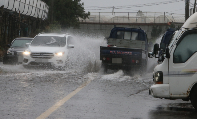 태풍 내습을 앞둔 4일 오후 제주 서귀포시 남원읍에 집중호우가 쏟아져 도로에 물이 들어차 있다. /연합뉴스