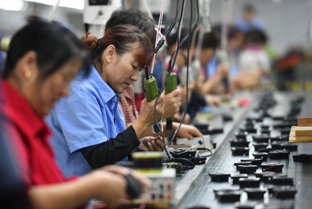 중국 푸양시의 한 생산시설에서 근로자들이 일하고 있다.AFP연합뉴스
