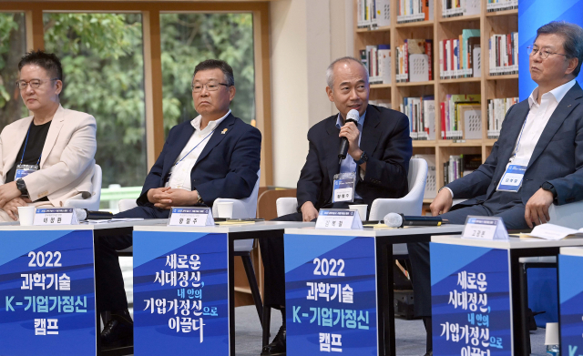 1일 경남 진주 K-기업가정신센터에서 열린 ‘2022 과학기술 K-기업가정신 토크콘서트’에서 황철주 주성엔지니어링 회장이 기업가정신 고취 방안을 설명하고 있다.