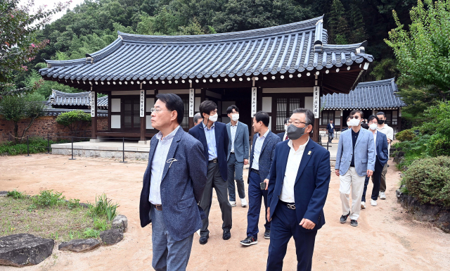 ‘2022 과학기술 K-기업가정신 캠프’의 주요 참석자들이 경남 의령 이병철 삼성 창업주의 생가를 관람하고 있다.