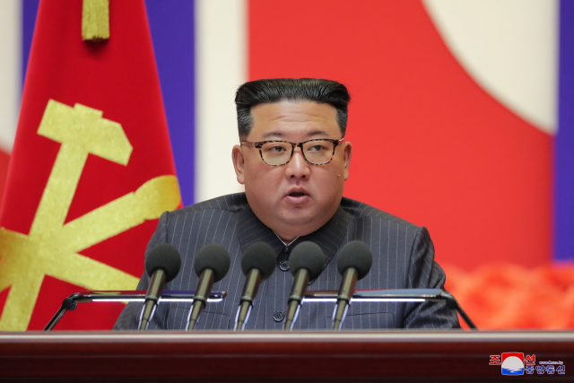 김정은 북한 국무위원장이 전국비상방역총화회의를 주재하고 신종 코로나바이러스 감염증(코로나19) 위기가 완전히 해소됐다고 선언했다. 조선중앙통신은 8월 11일 