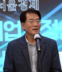 1일 경남 진주 K-기업가정신센터에서 열린 ‘과학기술 K-기업가정신 토크콘서트’에서 이종환 서울경제 대표이사 부회장이 환영사를 하고 있다. /진주=이호재 기자