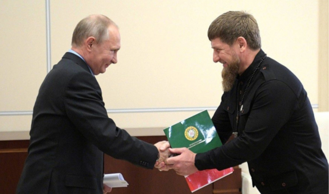 2018년 6월 블라디미르 푸틴(왼쪽) 러시아 대통령이 람잔 카디로프 체첸공화국 수장과 만나 악수하고 있다. 러시아 크렘린궁 제공