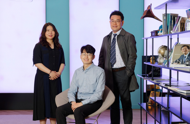 (오른쪽부터)권순용 교수, 송승욱 연구원(제1저자), 심여선 연구원. 사진제공=유니스트
