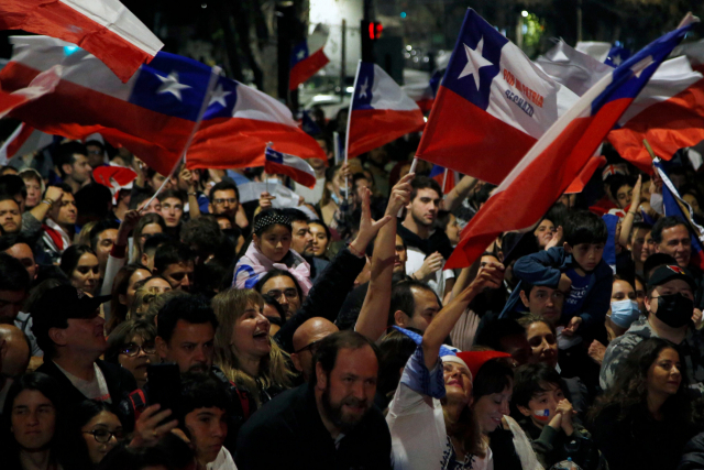 4일(현지시간) 칠레 산티아고에서 헌법 개정안에 반대하는 시민들이 국민투표 부결 결과를 들은 뒤 기뻐하고 있다. AFP연합뉴스