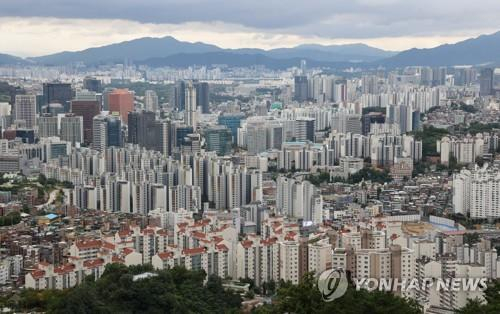 서울 인왕산에서 바라본 서울 시내 아파트와 주택가 모습 [연합뉴스 자료사진]