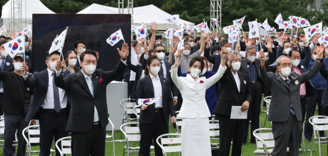 윤석열 대통령과 김건희 여사가 15일 서울 용산 대통령실 청사 잔디마당에서 열린 제77주년 광복절 경축식에서 만세삼창을 하고 있다. 연합뉴스