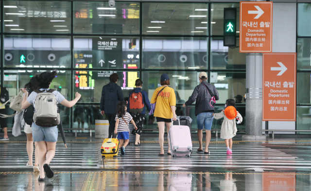 제11호 태풍 '힌남노'가 제주를 향해 접근하는 5일 오전 제주국제공항 출발층에서 비행기가 결항하기 전 서둘러 제주를 떠나 고향으로 돌아가려는 관광객들이 발걸음을 재촉하고 있다. 연합뉴스