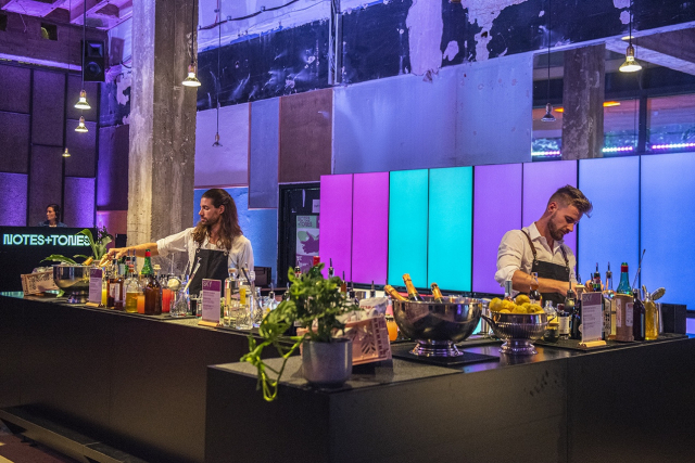 독일 베를린에서 3일(현지시간) 진행된 'LG 오브제컬렉션 무드업' 체험 행사에서 바텐더가 음료를 만들며 관람객을 맞이하고 있다. 사진제공=LG전자