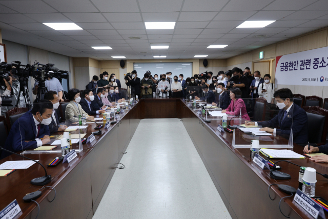 5일 오전 서울 중구 대·중소기업 농어업협력재단에서 이영 중소벤처기업부 장관, 김주현 금융위원장, 이복현 금융감독원장 등이 참석한 금융현안 관련 중소기업·소상공인 업계 간담회가 진행되고 있다. 연합뉴스