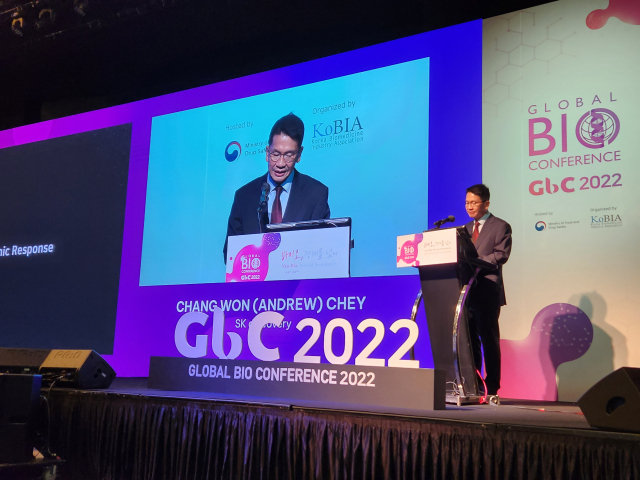 최창원 SK디스커버리 부회장이 5일 서울 그랜드 인터컨티넨탈 파르나스에서 식품의약품안전처 주최로 열린 ‘2022년 글로벌 바이오 콘퍼런스(GBC)’에서 기조 강연을 하고 있다.